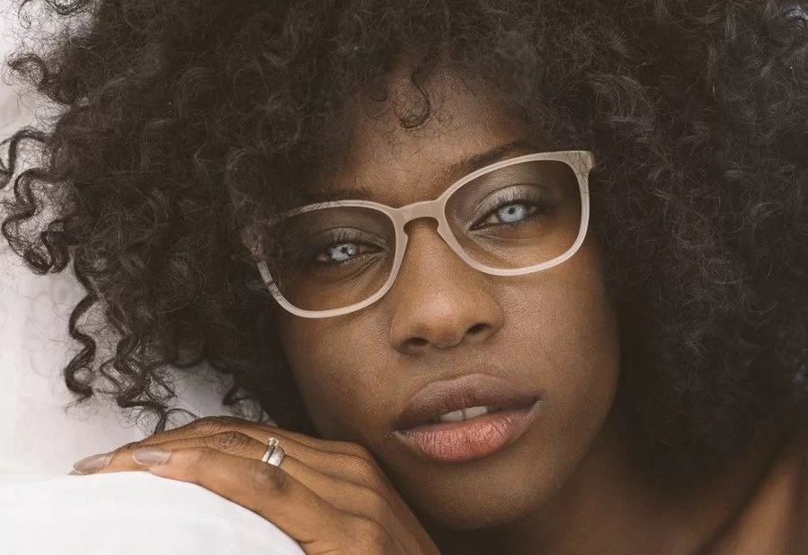 Brillenmarke Andy Wolf - Frau mit Locken und Brille