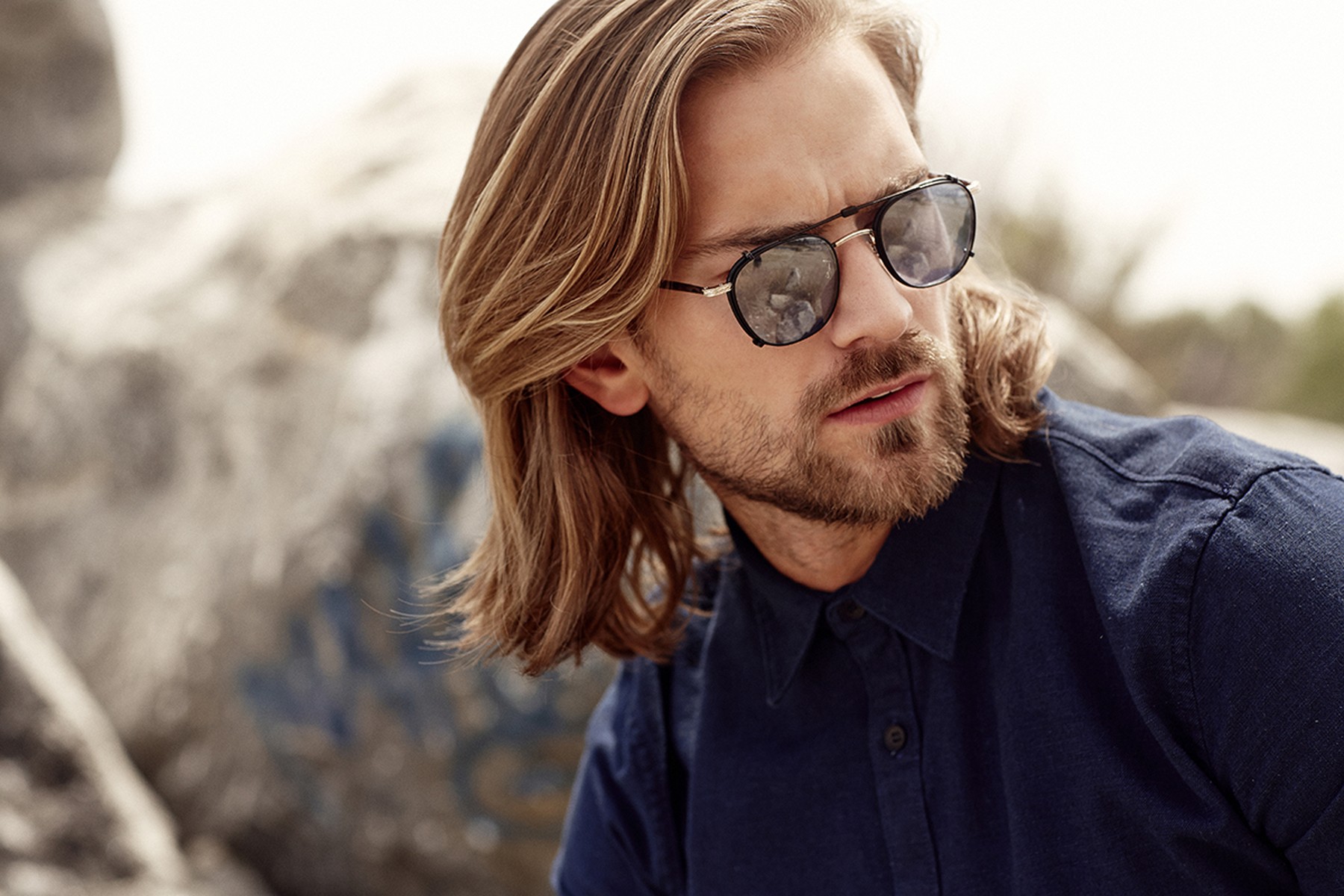 Brillenmarke Garrett Leight - Mann mit langen Haaren und Bart trägt Sonnenbrille