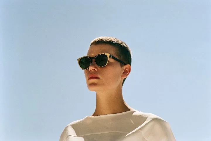 Brillenmarke Mykita - Frau mit sehr kurzen Haaren und Sonnenbrille