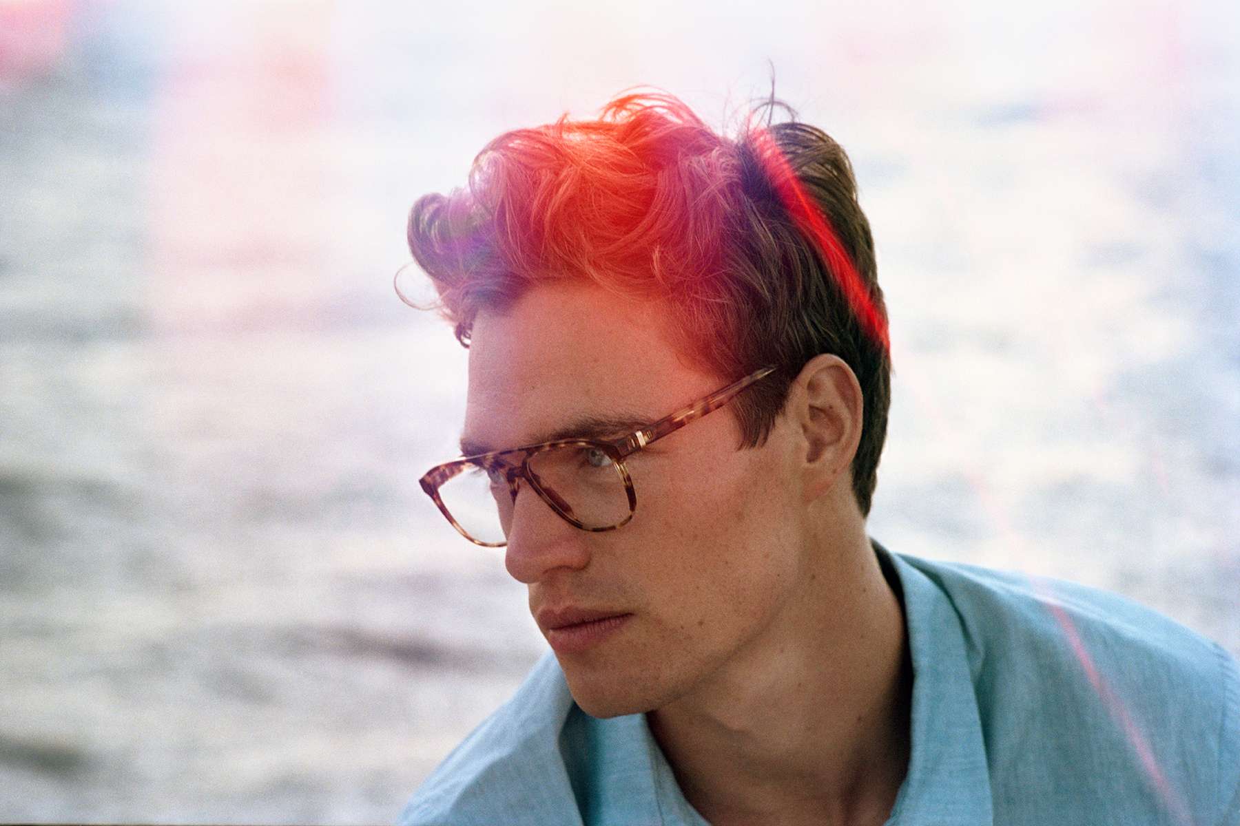 Brillenmarke Mykita - Mann mit dunklen, kurzen Haaren und Brille