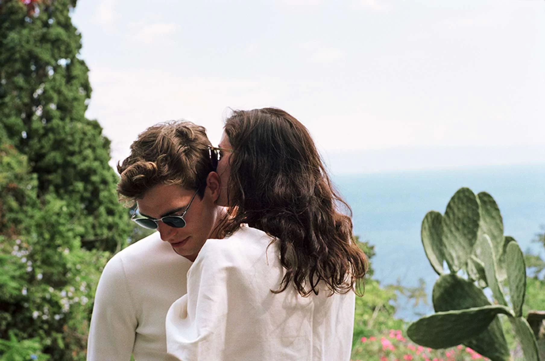 Brillenmarke Mykita - Paar mit Sonnenbrillen und weißen Hemden