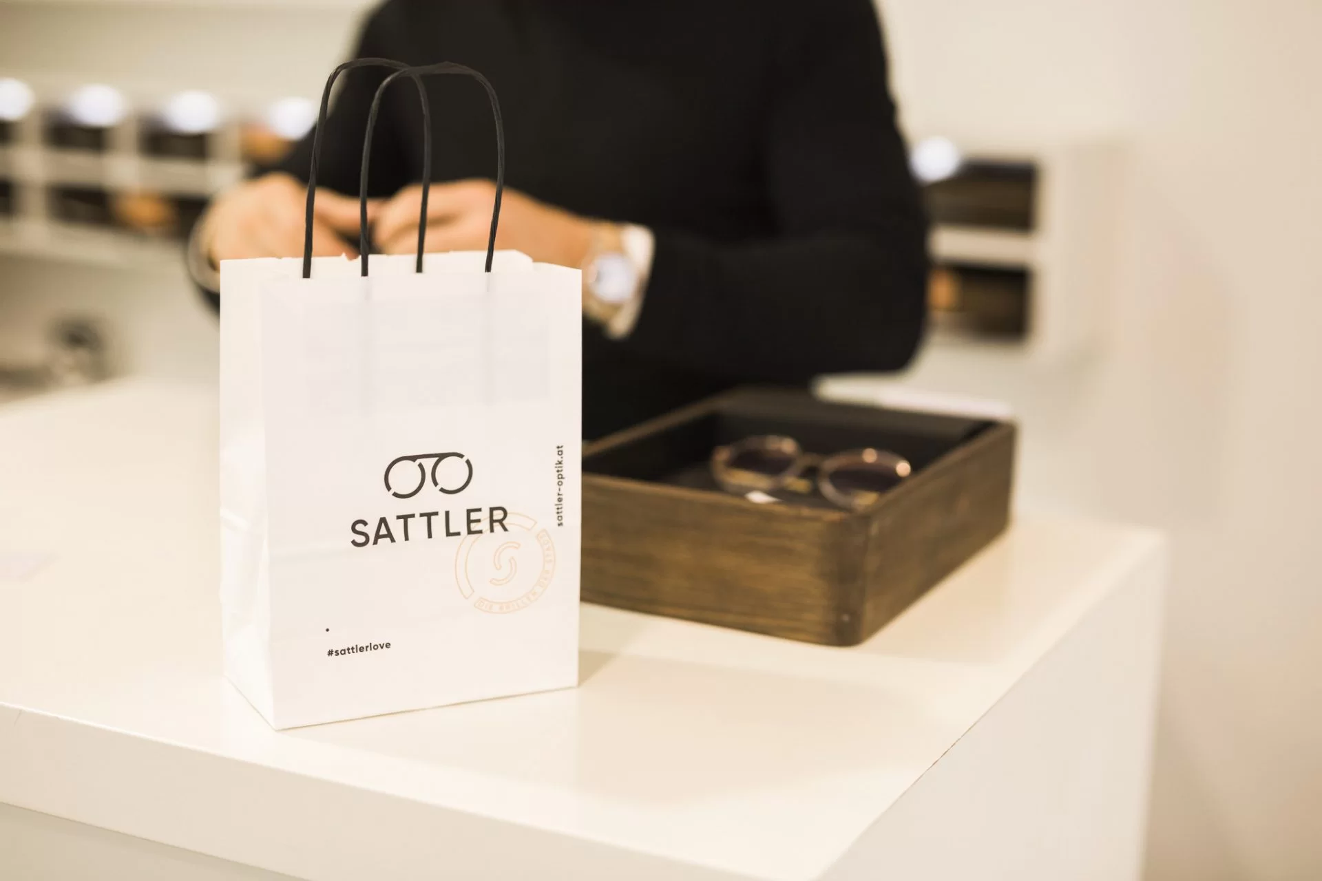 About Sattler Optik - Brille wird verpackt