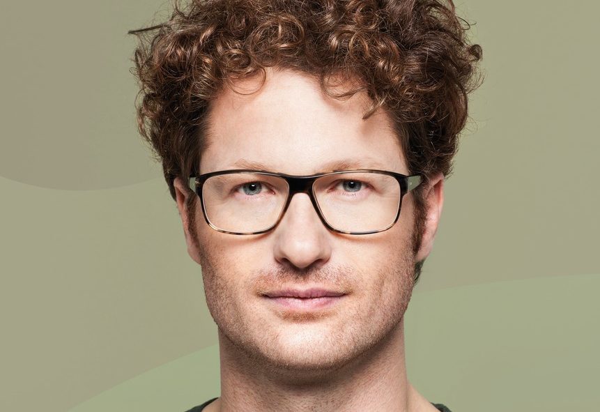 Brillenmarke Götti - Mann mit Locken trägt elegante Brille