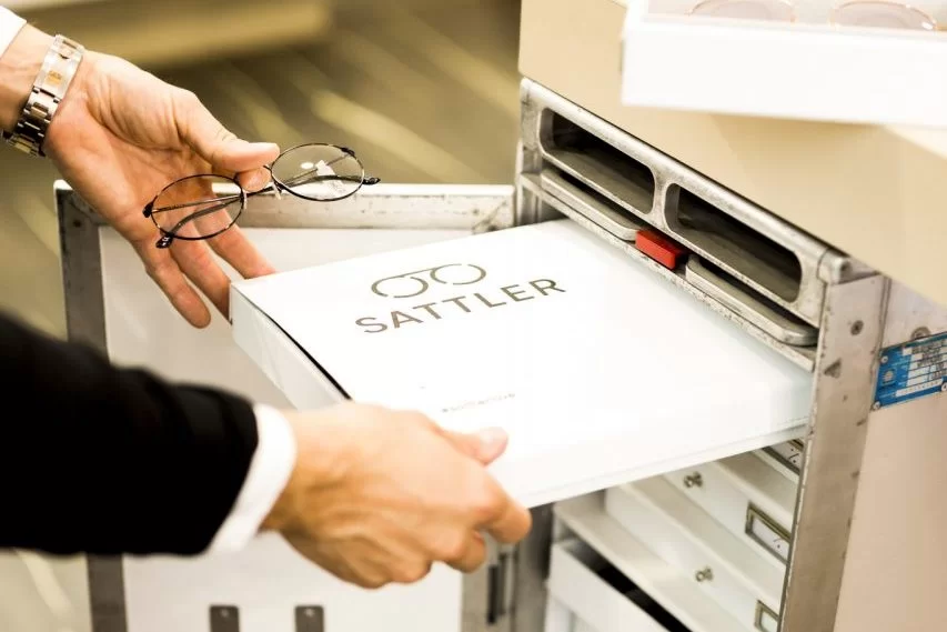 Brillenservice bei Sattler Optik - Brille wird verpackt