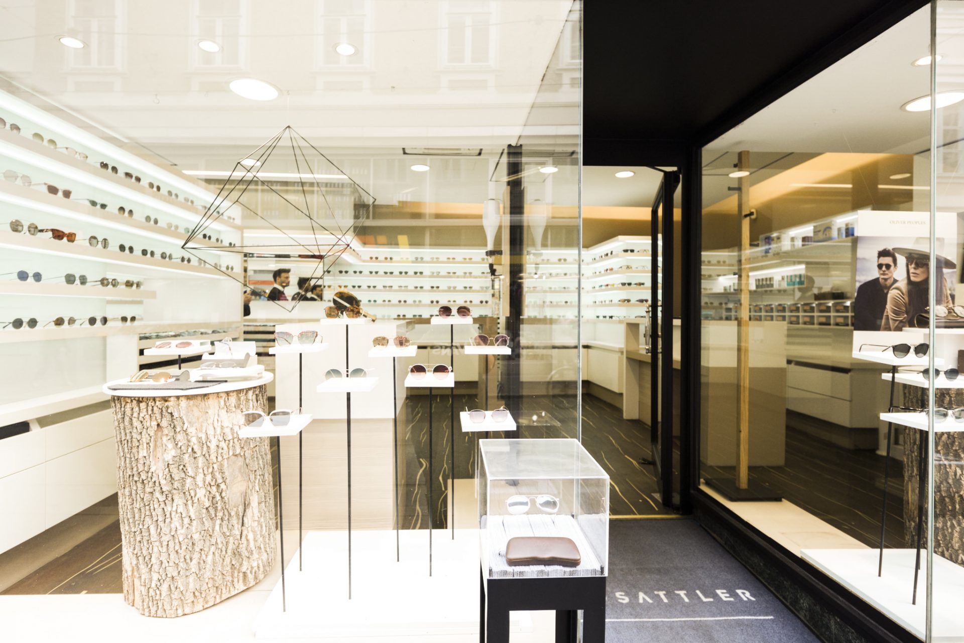 Optiker Graz - Eingang und Auslage der Filiale Graz