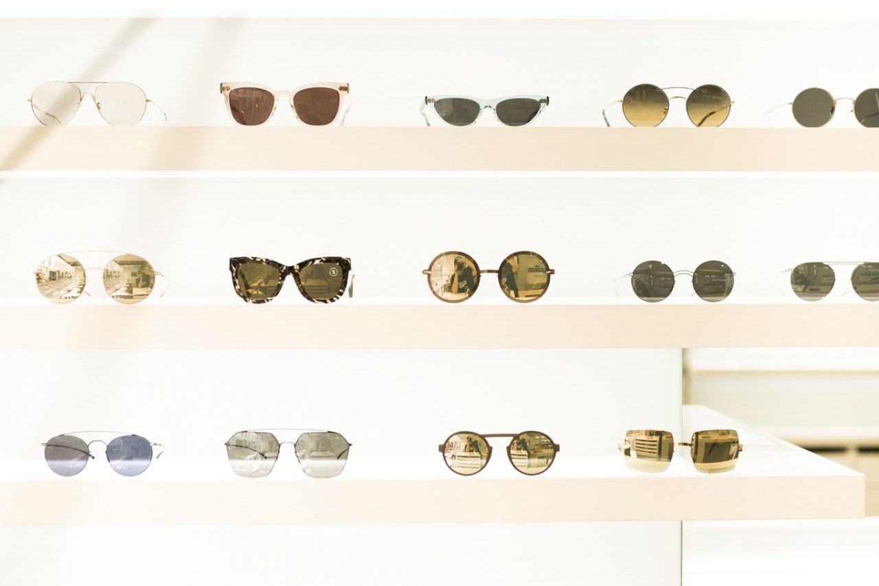 Optiker Graz - Sattler Optik - Shop - Innenansicht - Brillenregal