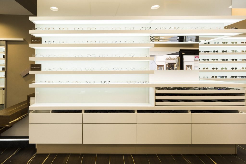 Optiker Graz - Sattler Optik - Shop - Innenansicht - Brillenregale
