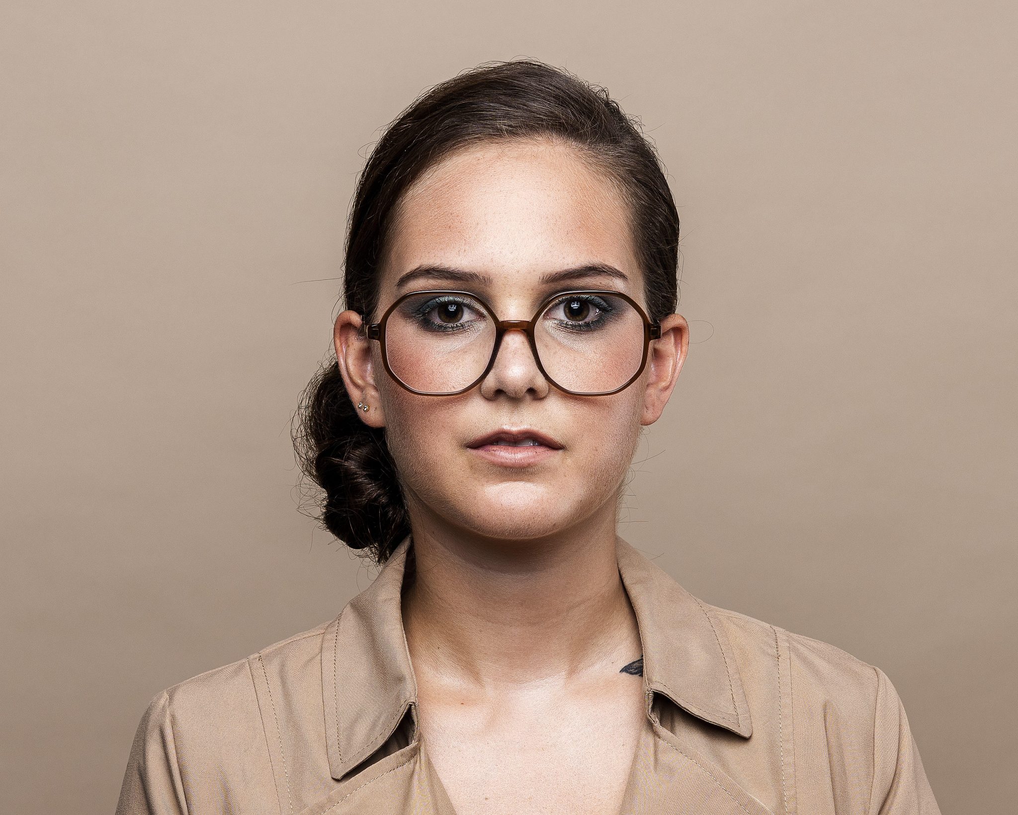 Brille - Frau mit großer, brauner Brille, Portrait
