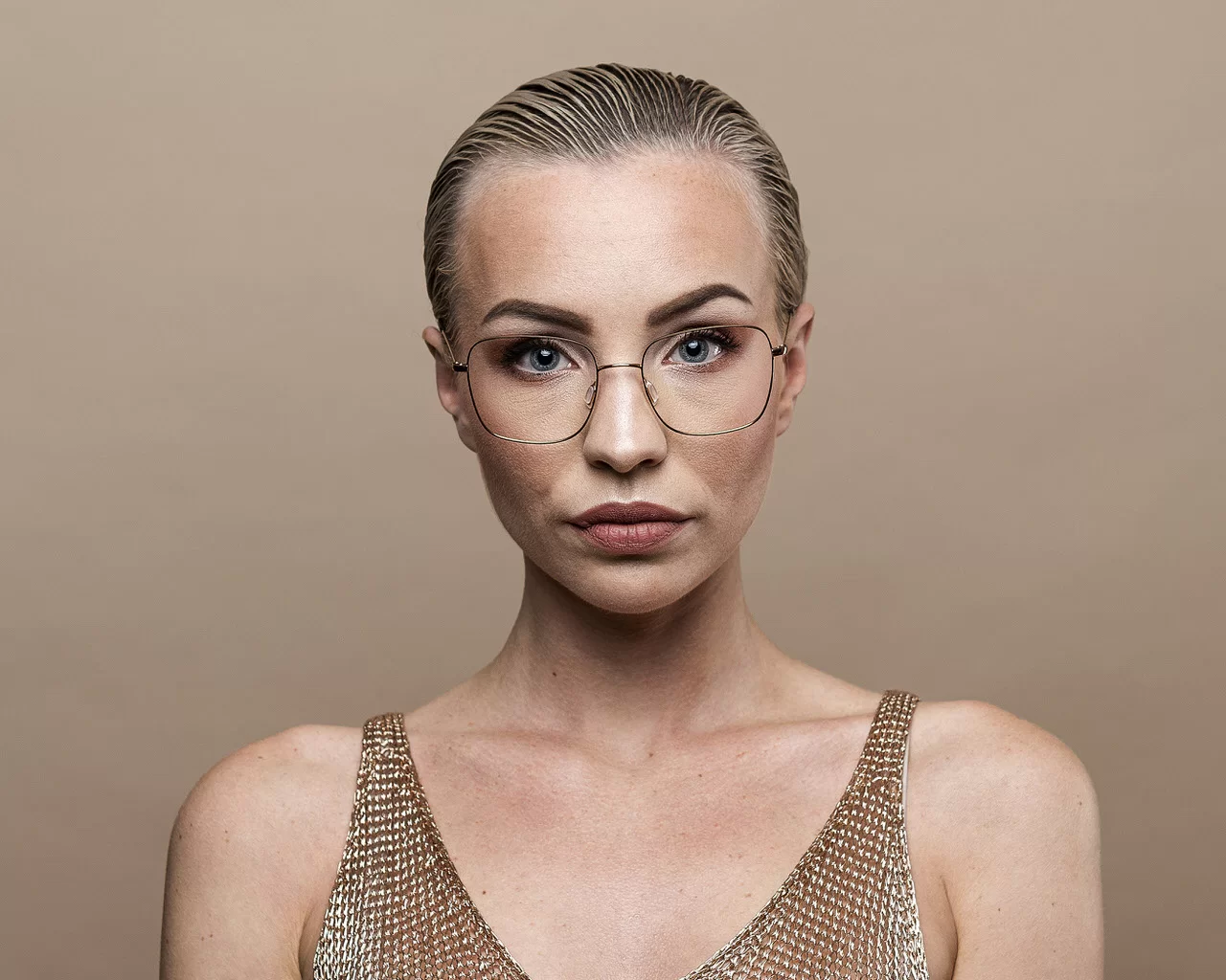 Brille - Frau mit großer Brille, Portrait 01