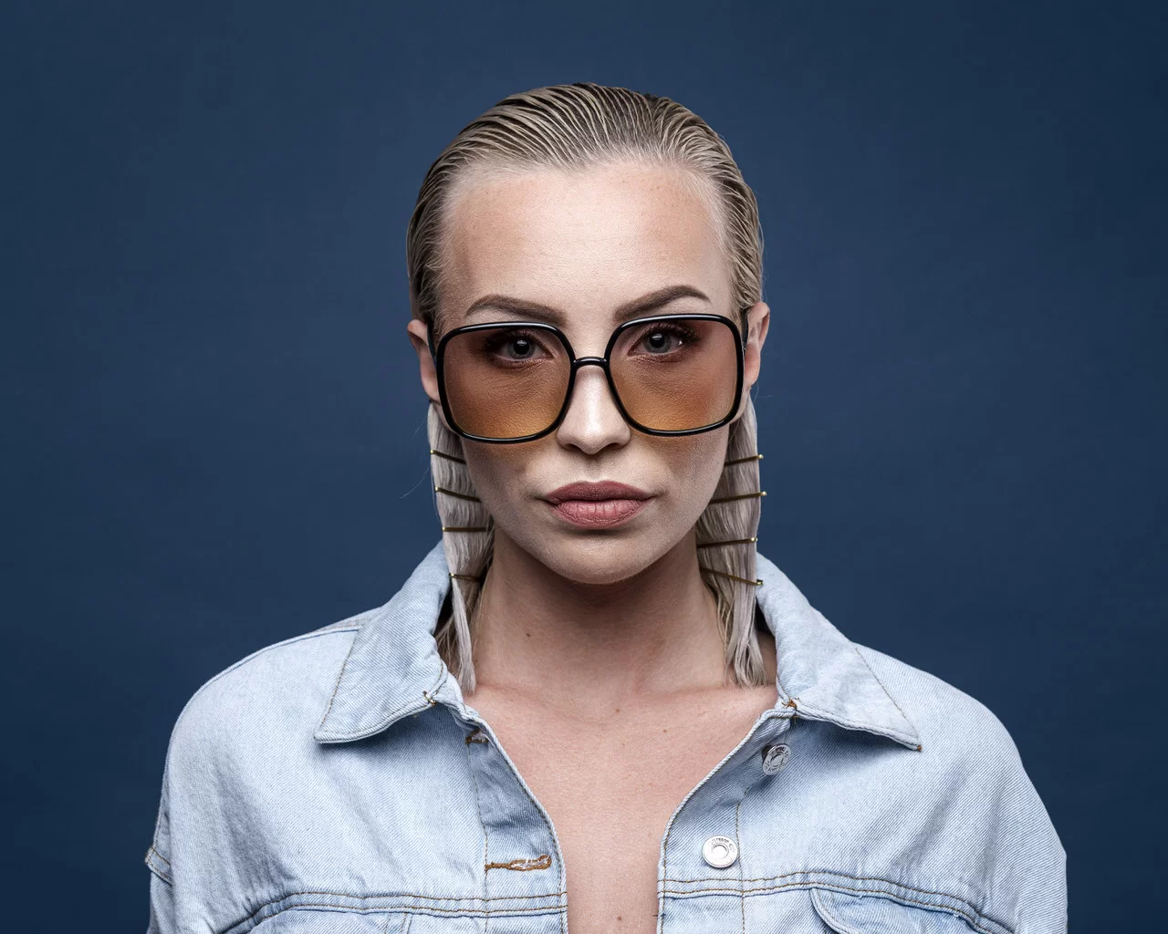 Brille - Frau mit großer, getönter Brille, Portrait