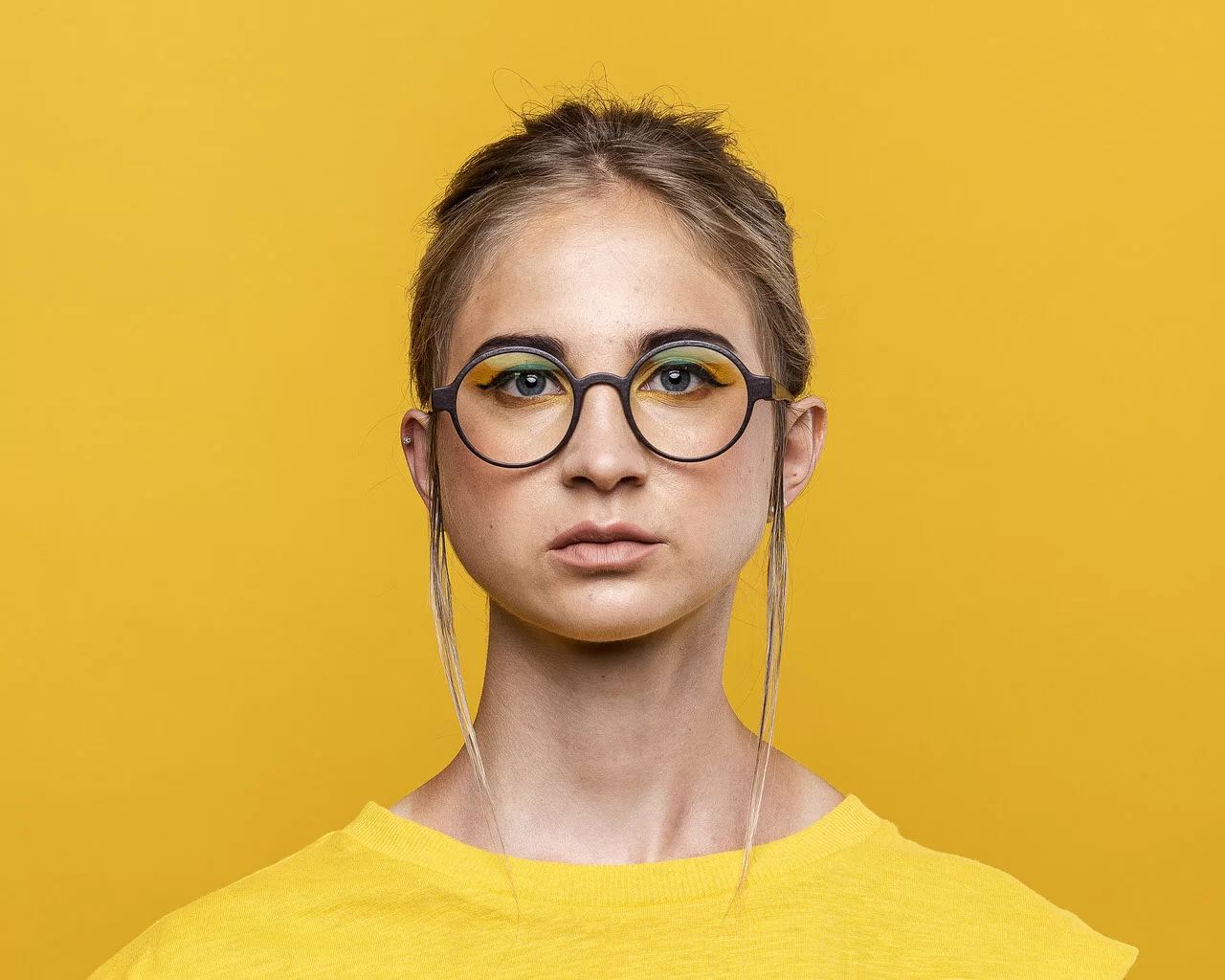 Brille - Frau mit runder Brille, Portrait 02