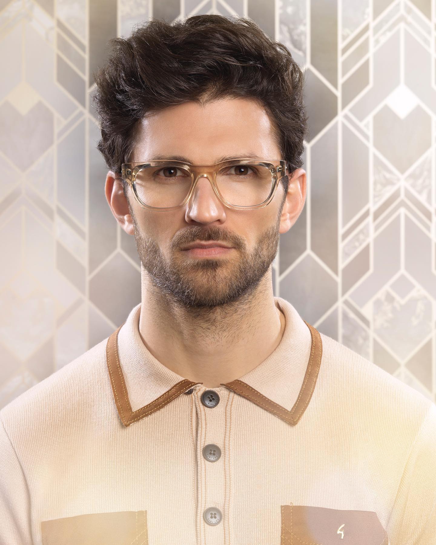 Brillenmarke Cutler and Gross - Mann in Poloshirt mit Brille