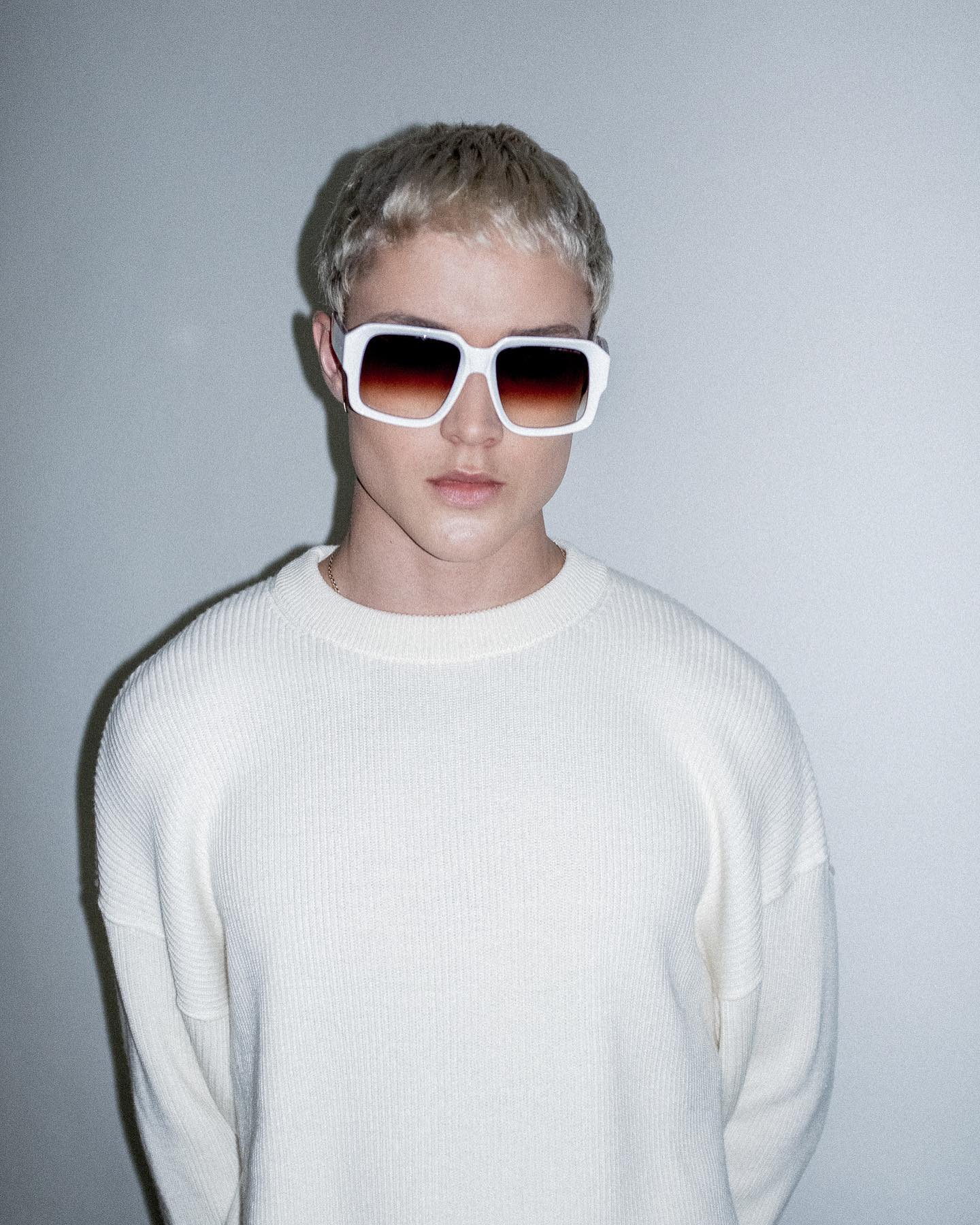 Brillenmarke Cutler and Gross - Blonder Mann mit weißer Sonnenbrille