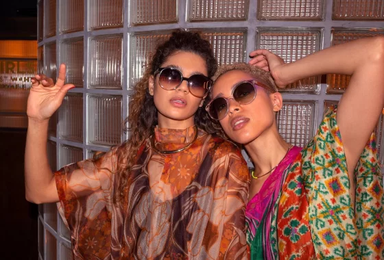 Brillenmarke Cutler and Gross - Frauen in bunten Kleidern mit Sonnenbrillen