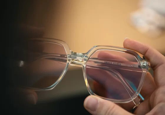 Lazare Studios Brillen - Helle Sonnenbrille in Händen