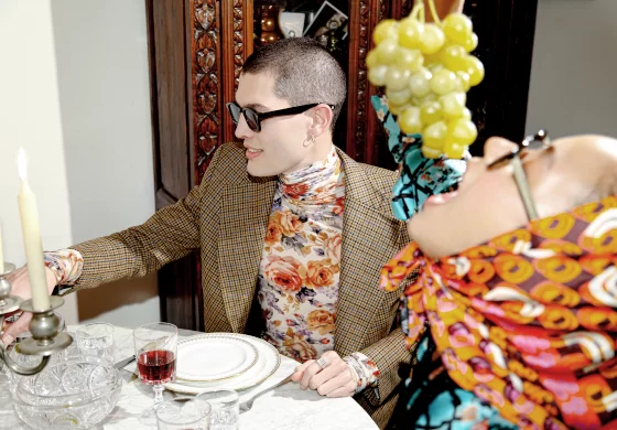 Peter and May Brille - Mann und frau spielen Karten an Tisch und tragen Brillen